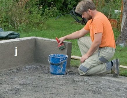 Sockel i orangeri putsas Sockel i orangeri putsas i två omgångar